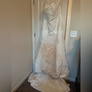 Ivory Oleg Cassini Wedding Gown